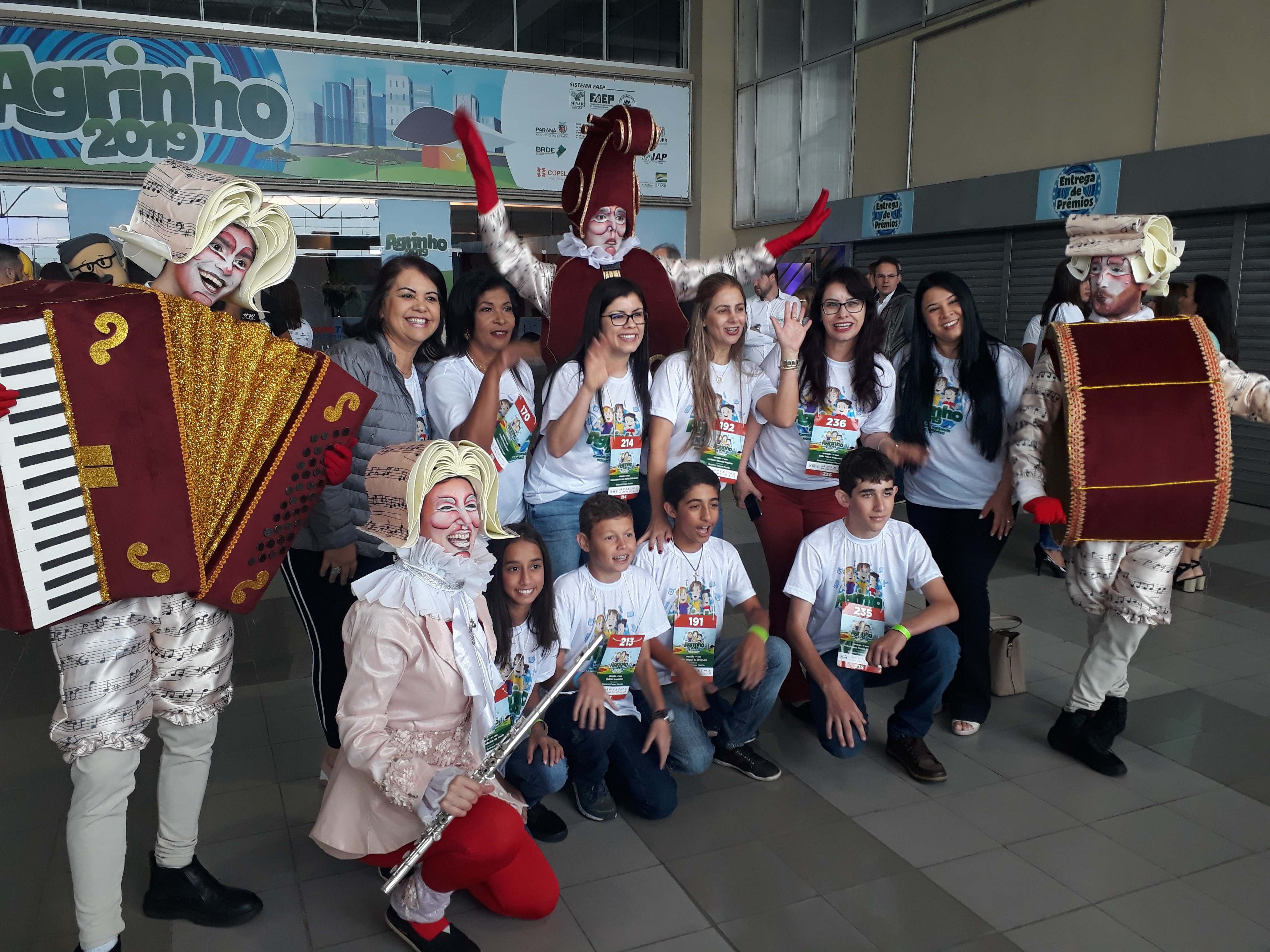 Mais de 1,5 mil pessoas, entre professores, alunos de escolas públicas e particulares, famílias e autoridades participaram, nessa segunda-feira (21/10), da cerimônia de encerramento da edição 2019 do Agrinho – programa de responsabilidade social desenvolvido pelo Sistema FAEP/SENAR-PR, em parceria com o governo do Paraná.