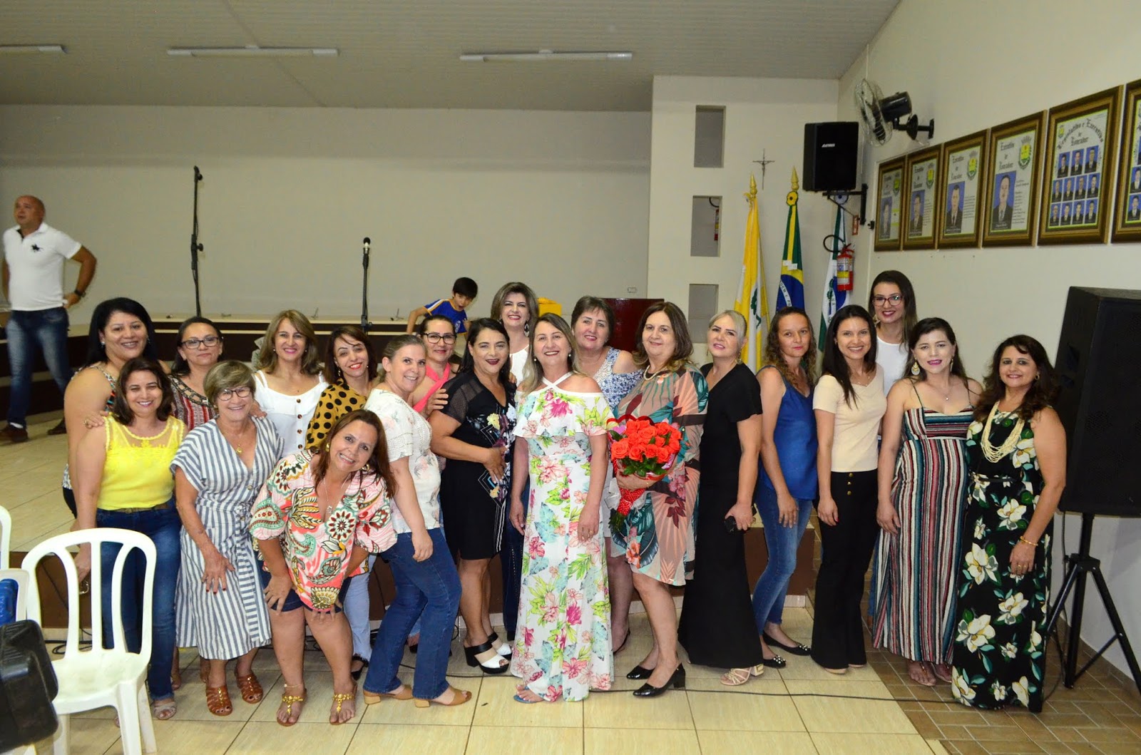 Na noite deste sábado 26 de outubro, o Colégio Estadual General Carneiro de Roncador, realizou na Câmara de vereadores um Varal de Poesias cujo tema foi: “Uma Homenagem a todos os profissionais que fizeram parte da história do Colégio Estadual General Carneiro”. Com um grande número de pessoas presentes, o diretor Mário Korpan fez a abertura do evento dando boas vindas a todos, sendo que na oportunidade foi também comemorado os 52 anos do colégio.