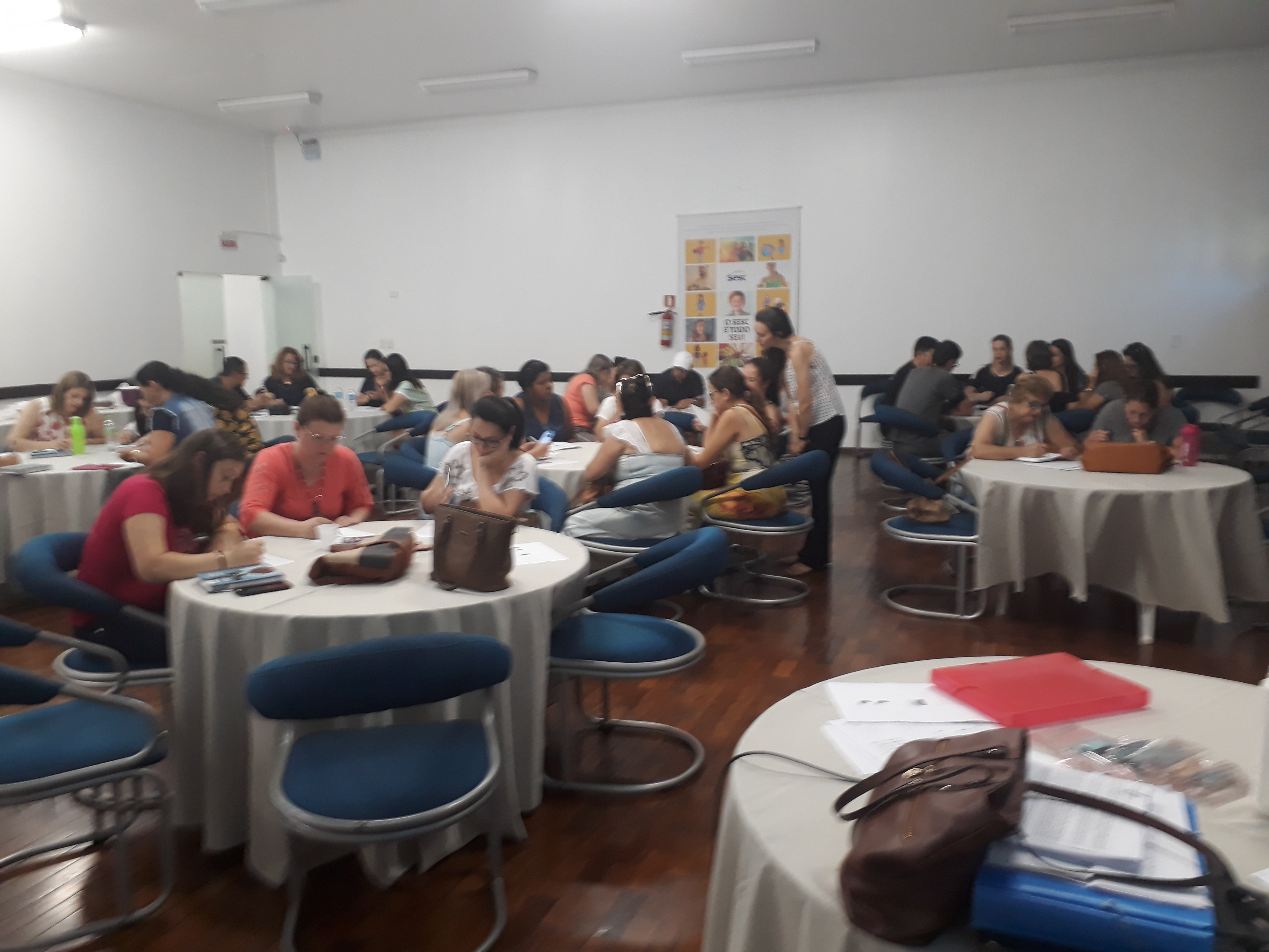 Cerca de 70 professores da Rede Estadual concluíram, no dia 30/10, o curso “Os Descritores na Prova Paraná”, ofertado pelo Núcleo Regional de Educação de Campo Mourão e ministrado pelas técnicas Fabíola Araújo, Giselli Martins e Sara Romeiro. O curso foi realizado em três encontros (setembro, outubro e novembro), em um total de 24 horas de certificação.