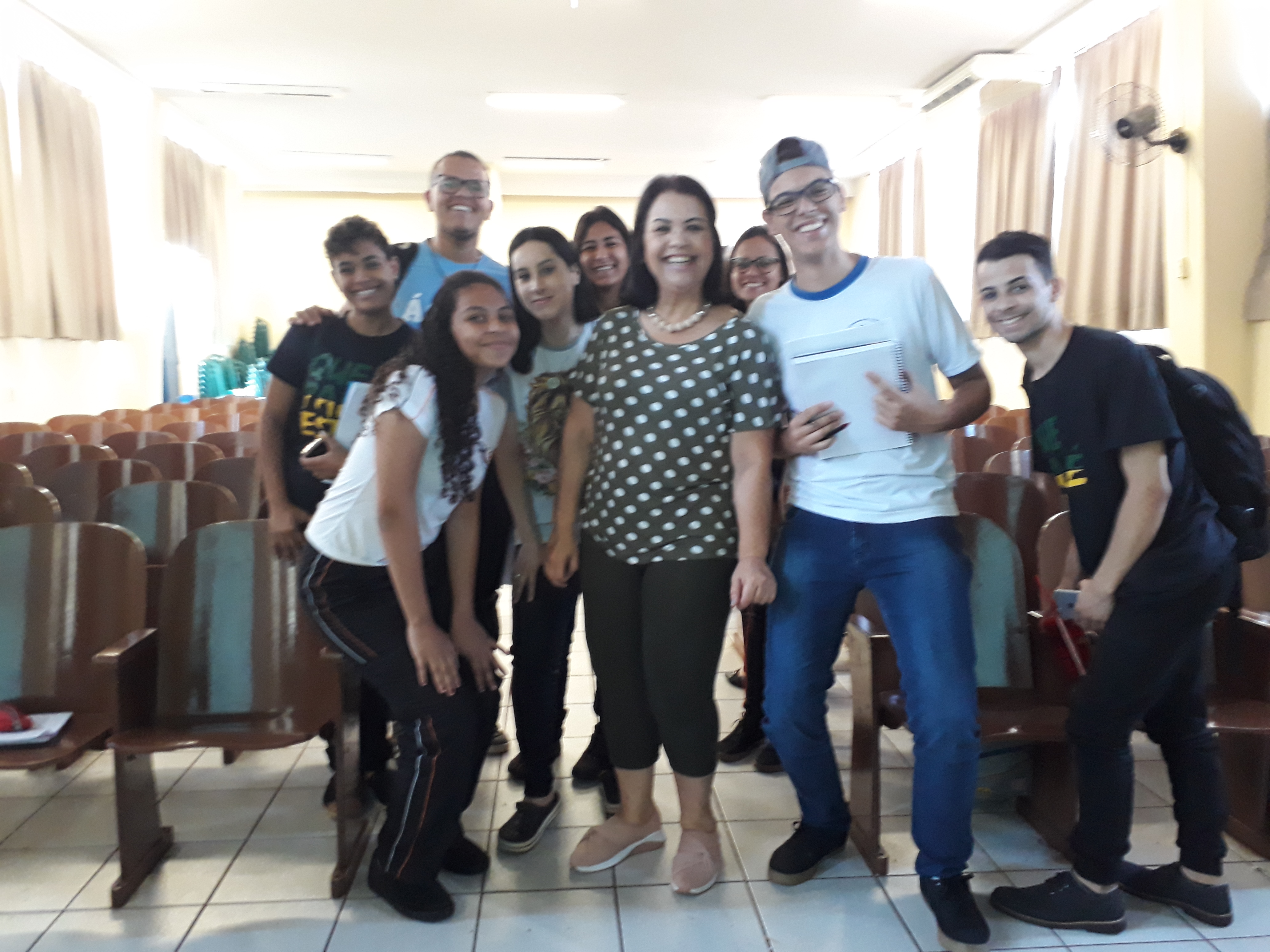 Alunos dos 3ºs do Ensino Médio e 4ºs anos do Ensino Técnico em Administração do Colégio Estadual de Campo Mourão assistiram pela manhã, do dia 31/10, um aulão de redação com o objetivo de revisar os principais pontos da prova de redação do ENEM.