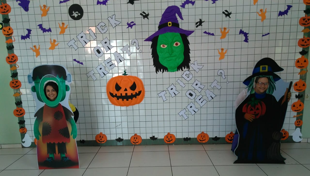 Química no Pátio do Colégio Estadual Marechal Rondon, realizado especialmente hoje 31/10, Halloween, em homenagem às Bruxas, essas mulheres empoderadas, insubordinadas, conhecedoras das ervas e dos mistérios da natureza. Tinham sabedoria da ancestralidade, curavam doenças, contavam histórias, tinham visões, sonhos e intuições. Eram apenas mulheres, mas a humanidade sempre teve medo de mulheres que voam.