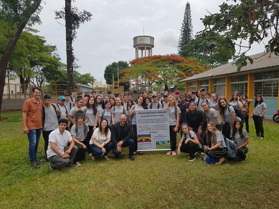 No dia 13/11/2019, no C.E. Santos Dumont, município de Campina da Lagoa, em parceria com a UTFPR – campus de Campo Mourão, aconteceu o “Dia da Astronomia na Escola”, o qual faz parte de um projeto global da União Internacional Astronômica em comemoração aos seus 100 anos (IAU100), com a visão de mobilizar a comunidade astronômica para organizar atividades na escola