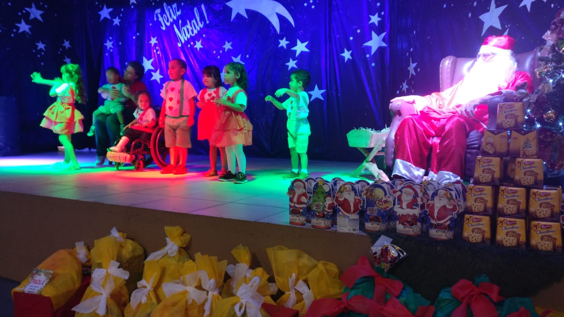 A Escola Professora Hilda Veitas Educação Infantil, Ensino Fundamental anos iniciais e EJA, na modalidade de Educação Especial, cuja mantenedora é a Associação de Pais e Amigos dos Excepcionais-APAE de Engenheiro Beltrão, promoveu neste dia dezessete de dezembro de dois mil e dezenove, as dezenove horas, sua tradicional confraternização com alunos, pais e demais autoridades que se fizeram presentes no evento
