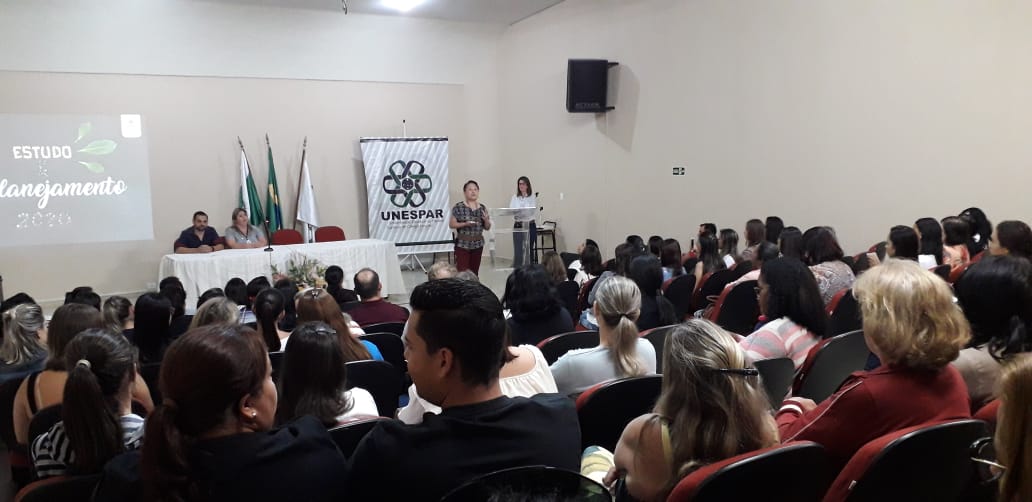 Momento de estudos a partir dos documentos norteadores para a educação básica, com os professores em planejamento para o processo de nivelamento que será oportunizado aos estudante no início do ano letivo de 2020