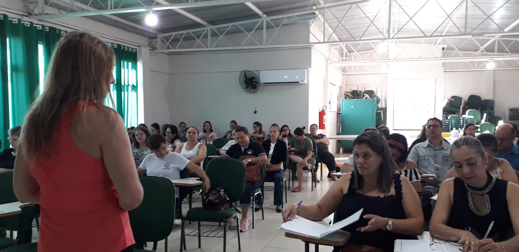 Está acontecendo no Núcleo Regional de Educação de CM desde a última terça-feira dia 12, uma formação realizada pelos técnicos dos setores SERE, DOCUMENTAÇÃO ESCOLAR e EDUCAÇÃO INFANTIL E ANOS INICIAIS para profissionais das Secretarias Municipais de Educação, diretores, professores e secretários das unidades escolares da rede municipal