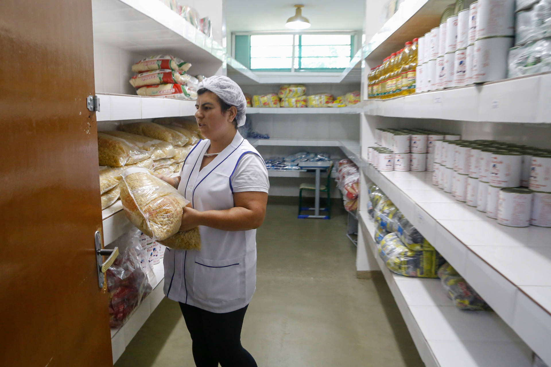O governador Carlos Massa Ratinho Junior determinou que alimentos adquiridos pelo Estado para compor a merenda escolar sejam distribuídos para famílias de estudantes beneficiários do Bolsa Família. São cerca de 230 mil alunos inscritos no programa no Paraná. Também há a determinação de que o Programa Leite das Crianças, que atinge 110 mil crianças entre 6 meses e 3 anos de idade e envolve 5 mil produtores rurais, seja mantido.