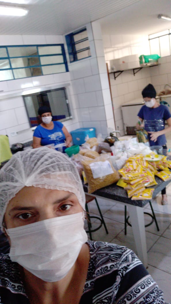 O governador Carlos Massa Ratinho Junior determinou que alimentos adquiridos pelo Estado para compor a merenda escolar sejam distribuídos para famílias de estudantes beneficiários do Bolsa Família. São cerca de 230 mil alunos inscritos no programa no Paraná. Também há a determinação de que o Programa Leite das Crianças, que atinge 110 mil crianças entre 6 meses e 3 anos de idade e envolve 5 mil produtores rurais, seja mantido.