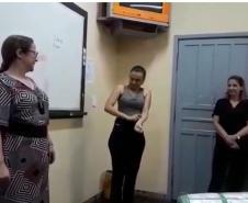CELEM de Libras do CE de Campo Mourão traz surda para batizar os alunos com um sinal pessoal