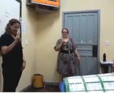 CELEM de Libras do CE de Campo Mourão traz surda para batizar os alunos com um sinal pessoal