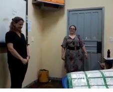 CELEM de Libras do CE de Campo Mourão traz surda para batizar os alunos com um sinal pessoal