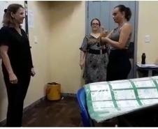 CELEM de Libras do CE de Campo Mourão traz surda para batizar os alunos com um sinal pessoal
