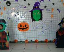 Química  no Pátio do Colégio  Estadual  Marechal Rondon, realizado  especialmente hoje 31/10, Halloween, em homenagem às Bruxas, essas mulheres empoderadas, insubordinadas, conhecedoras das ervas e dos mistérios da natureza. Tinham sabedoria da ancestralidade, curavam doenças, contavam histórias, tinham visões, sonhos e intuições. Eram apenas mulheres, mas a humanidade sempre teve medo  de mulheres que voam.