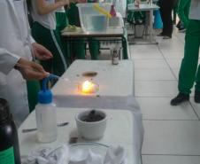 Química  no Pátio do Colégio  Estadual  Marechal Rondon, realizado  especialmente hoje 31/10, Halloween, em homenagem às Bruxas, essas mulheres empoderadas, insubordinadas, conhecedoras das ervas e dos mistérios da natureza. Tinham sabedoria da ancestralidade, curavam doenças, contavam histórias, tinham visões, sonhos e intuições. Eram apenas mulheres, mas a humanidade sempre teve medo  de mulheres que voam.