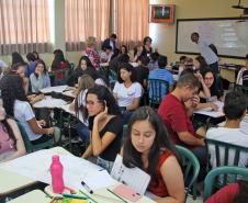 Mais de 100 estudantes dos primeiros e segundos anos do Ensino Médio de escolas de Campo Mourão e do Colégio Machado de Assis, de Barbosa Ferraz participaram nesta terça-feira (12) do Programa “Desenhe seu Futuro” do projeto “Desafio Sebrae”, no Colégio Estadual de Campo Mourão. O principal objetivo da ação , realizada em conjunto com o Núcleo Regional de Educação de Campo Mourão, é levar o empreendedorismo aos alunos. 