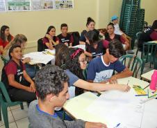 Mais de 100 estudantes dos primeiros e segundos anos do Ensino Médio de escolas de Campo Mourão e do Colégio Machado de Assis, de Barbosa Ferraz participaram nesta terça-feira (12) do Programa “Desenhe seu Futuro” do projeto “Desafio Sebrae”, no Colégio Estadual de Campo Mourão. O principal objetivo da ação , realizada em conjunto com o Núcleo Regional de Educação de Campo Mourão, é levar o empreendedorismo aos alunos. 