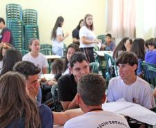 Mais de 100 estudantes dos primeiros e segundos anos do Ensino Médio de escolas de Campo Mourão e do Colégio Machado de Assis, de Barbosa Ferraz participaram nesta terça-feira (12) do Programa “Desenhe seu Futuro” do projeto “Desafio Sebrae”, no Colégio Estadual de Campo Mourão. O principal objetivo da ação , realizada em conjunto com o Núcleo Regional de Educação de Campo Mourão, é levar o empreendedorismo aos alunos. 