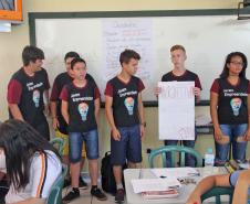 Mais de 100 estudantes dos primeiros e segundos anos do Ensino Médio de escolas de Campo Mourão e do Colégio Machado de Assis, de Barbosa Ferraz participaram nesta terça-feira (12) do Programa “Desenhe seu Futuro” do projeto “Desafio Sebrae”, no Colégio Estadual de Campo Mourão. O principal objetivo da ação , realizada em conjunto com o Núcleo Regional de Educação de Campo Mourão, é levar o empreendedorismo aos alunos. 