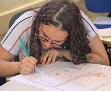 Mais de 100 estudantes dos primeiros e segundos anos do Ensino Médio de escolas de Campo Mourão e do Colégio Machado de Assis, de Barbosa Ferraz participaram nesta terça-feira (12) do Programa “Desenhe seu Futuro” do projeto “Desafio Sebrae”, no Colégio Estadual de Campo Mourão. O principal objetivo da ação , realizada em conjunto com o Núcleo Regional de Educação de Campo Mourão, é levar o empreendedorismo aos alunos. 