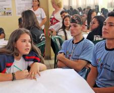 Mais de 100 estudantes dos primeiros e segundos anos do Ensino Médio de escolas de Campo Mourão e do Colégio Machado de Assis, de Barbosa Ferraz participaram nesta terça-feira (12) do Programa “Desenhe seu Futuro” do projeto “Desafio Sebrae”, no Colégio Estadual de Campo Mourão. O principal objetivo da ação , realizada em conjunto com o Núcleo Regional de Educação de Campo Mourão, é levar o empreendedorismo aos alunos. 