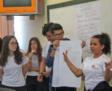 Mais de 100 estudantes dos primeiros e segundos anos do Ensino Médio de escolas de Campo Mourão e do Colégio Machado de Assis, de Barbosa Ferraz participaram nesta terça-feira (12) do Programa “Desenhe seu Futuro” do projeto “Desafio Sebrae”, no Colégio Estadual de Campo Mourão. O principal objetivo da ação , realizada em conjunto com o Núcleo Regional de Educação de Campo Mourão, é levar o empreendedorismo aos alunos. 