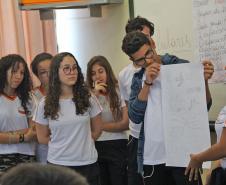 Mais de 100 estudantes dos primeiros e segundos anos do Ensino Médio de escolas de Campo Mourão e do Colégio Machado de Assis, de Barbosa Ferraz participaram nesta terça-feira (12) do Programa “Desenhe seu Futuro” do projeto “Desafio Sebrae”, no Colégio Estadual de Campo Mourão. O principal objetivo da ação , realizada em conjunto com o Núcleo Regional de Educação de Campo Mourão, é levar o empreendedorismo aos alunos. Leia mais...