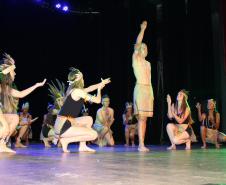 Com o tema  “Abordagens e aspectos sociais e pedagógicos sobre a presença indígena e negra no Paraná trabalhado pelas Equipes Multidisciplinares nas escolas”, a IV Mostra de Cultura e Arte do Núcleo Regional de Educação de Campo Mourão que aconteceu na manhã desta quinta feira (28) foi um sucesso! 