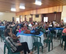 Momento de estudos a partir dos documentos norteadores para a educação básica, com os professores em planejamento para o processo de nivelamento que será oportunizado aos estudante no início do ano letivo de 2020