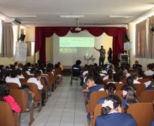 Aconteceu nessa quinta feira 20, nas dependências do Colégio Estadual Campo Mourão, uma palestra com o Engenheiro Ambiental Edson Henrique Garcia Massi, promovido pela 1ª Promotoria de Justiça de Campo Mourão na pessoa da Promotora de Justiça Drª Rosana Araújo de Sá Ribeiro, aos alunos do 6º ano dos colégios Estadual de Campo Mourão, Vinícius de Moraes e Novo Horizonte . 
