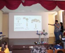 Aconteceu nessa quinta feira 20, nas dependências do Colégio Estadual Campo Mourão, uma palestra com o Engenheiro Ambiental Edson Henrique Garcia Massi, promovido pela 1ª Promotoria de Justiça de Campo Mourão na pessoa da Promotora de Justiça Drª Rosana Araújo de Sá Ribeiro, aos alunos do 6º ano dos colégios Estadual de Campo Mourão, Vinícius de Moraes e Novo Horizonte . 