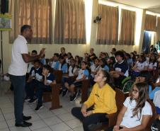 Aconteceu nessa quinta feira 20, nas dependências do Colégio Estadual Campo Mourão, uma palestra com o Engenheiro Ambiental Edson Henrique Garcia Massi, promovido pela 1ª Promotoria de Justiça de Campo Mourão na pessoa da Promotora de Justiça Drª Rosana Araújo de Sá Ribeiro, aos alunos do 6º ano dos colégios Estadual de Campo Mourão, Vinícius de Moraes e Novo Horizonte . 