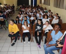 Aconteceu nessa quinta feira 20, nas dependências do Colégio Estadual Campo Mourão, uma palestra com o Engenheiro Ambiental Edson Henrique Garcia Massi, promovido pela 1ª Promotoria de Justiça de Campo Mourão na pessoa da Promotora de Justiça Drª Rosana Araújo de Sá Ribeiro, aos alunos do 6º ano dos colégios Estadual de Campo Mourão, Vinícius de Moraes e Novo Horizonte . 