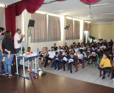 Aconteceu nessa quinta feira 20, nas dependências do Colégio Estadual Campo Mourão, uma palestra com o Engenheiro Ambiental Edson Henrique Garcia Massi, promovido pela 1ª Promotoria de Justiça de Campo Mourão na pessoa da Promotora de Justiça Drª Rosana Araújo de Sá Ribeiro, aos alunos do 6º ano dos colégios Estadual de Campo Mourão, Vinícius de Moraes e Novo Horizonte . 