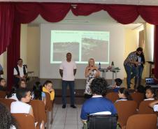 Aconteceu nessa quinta feira 20, nas dependências do Colégio Estadual Campo Mourão, uma palestra com o Engenheiro Ambiental Edson Henrique Garcia Massi, promovido pela 1ª Promotoria de Justiça de Campo Mourão na pessoa da Promotora de Justiça Drª Rosana Araújo de Sá Ribeiro, aos alunos do 6º ano dos colégios Estadual de Campo Mourão, Vinícius de Moraes e Novo Horizonte . 