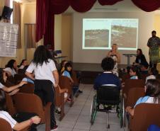 Aconteceu nessa quinta feira 20, nas dependências do Colégio Estadual Campo Mourão, uma palestra com o Engenheiro Ambiental Edson Henrique Garcia Massi, promovido pela 1ª Promotoria de Justiça de Campo Mourão na pessoa da Promotora de Justiça Drª Rosana Araújo de Sá Ribeiro, aos alunos do 6º ano dos colégios Estadual de Campo Mourão, Vinícius de Moraes e Novo Horizonte . 