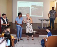 Aconteceu nessa quinta feira 20, nas dependências do Colégio Estadual Campo Mourão, uma palestra com o Engenheiro Ambiental Edson Henrique Garcia Massi, promovido pela 1ª Promotoria de Justiça de Campo Mourão na pessoa da Promotora de Justiça Drª Rosana Araújo de Sá Ribeiro, aos alunos do 6º ano dos colégios Estadual de Campo Mourão, Vinícius de Moraes e Novo Horizonte . 