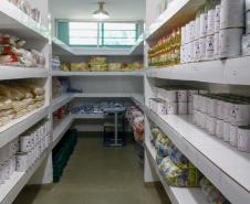 O governador Carlos Massa Ratinho Junior determinou que alimentos adquiridos pelo Estado para compor a merenda escolar sejam distribuídos para famílias de estudantes beneficiários do Bolsa Família. São cerca de 230 mil alunos inscritos no programa no Paraná. Também há a determinação de que o Programa Leite das Crianças, que atinge 110 mil crianças entre 6 meses e 3 anos de idade e envolve 5 mil produtores rurais, seja mantido.
