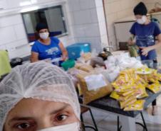 O governador Carlos Massa Ratinho Junior determinou que alimentos adquiridos pelo Estado para compor a merenda escolar sejam distribuídos para famílias de estudantes beneficiários do Bolsa Família. São cerca de 230 mil alunos inscritos no programa no Paraná. Também há a determinação de que o Programa Leite das Crianças, que atinge 110 mil crianças entre 6 meses e 3 anos de idade e envolve 5 mil produtores rurais, seja mantido.