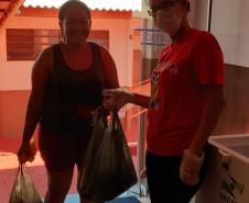 O governador Carlos Massa Ratinho Junior determinou que alimentos adquiridos pelo Estado para compor a merenda escolar sejam distribuídos para famílias de estudantes beneficiários do Bolsa Família. São cerca de 230 mil alunos inscritos no programa no Paraná. Também há a determinação de que o Programa Leite das Crianças, que atinge 110 mil crianças entre 6 meses e 3 anos de idade e envolve 5 mil produtores rurais, seja mantido.