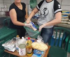 O governador Carlos Massa Ratinho Junior determinou que alimentos adquiridos pelo Estado para compor a merenda escolar sejam distribuídos para famílias de estudantes beneficiários do Bolsa Família. São cerca de 230 mil alunos inscritos no programa no Paraná. Também há a determinação de que o Programa Leite das Crianças, que atinge 110 mil crianças entre 6 meses e 3 anos de idade e envolve 5 mil produtores rurais, seja mantido.