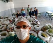 O governador Carlos Massa Ratinho Junior determinou que alimentos adquiridos pelo Estado para compor a merenda escolar sejam distribuídos para famílias de estudantes beneficiários do Bolsa Família. São cerca de 230 mil alunos inscritos no programa no Paraná. Também há a determinação de que o Programa Leite das Crianças, que atinge 110 mil crianças entre 6 meses e 3 anos de idade e envolve 5 mil produtores rurais, seja mantido.