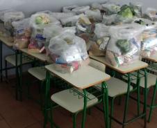 O governador Carlos Massa Ratinho Junior determinou que alimentos adquiridos pelo Estado para compor a merenda escolar sejam distribuídos para famílias de estudantes beneficiários do Bolsa Família. São cerca de 230 mil alunos inscritos no programa no Paraná. Também há a determinação de que o Programa Leite das Crianças, que atinge 110 mil crianças entre 6 meses e 3 anos de idade e envolve 5 mil produtores rurais, seja mantido.