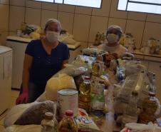 O governador Carlos Massa Ratinho Junior determinou que alimentos adquiridos pelo Estado para compor a merenda escolar sejam distribuídos para famílias de estudantes beneficiários do Bolsa Família. São cerca de 230 mil alunos inscritos no programa no Paraná. Também há a determinação de que o Programa Leite das Crianças, que atinge 110 mil crianças entre 6 meses e 3 anos de idade e envolve 5 mil produtores rurais, seja mantido.