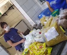 O governador Carlos Massa Ratinho Junior determinou que alimentos adquiridos pelo Estado para compor a merenda escolar sejam distribuídos para famílias de estudantes beneficiários do Bolsa Família. São cerca de 230 mil alunos inscritos no programa no Paraná. Também há a determinação de que o Programa Leite das Crianças, que atinge 110 mil crianças entre 6 meses e 3 anos de idade e envolve 5 mil produtores rurais, seja mantido.