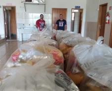 O governador Carlos Massa Ratinho Junior determinou que alimentos adquiridos pelo Estado para compor a merenda escolar sejam distribuídos para famílias de estudantes beneficiários do Bolsa Família. São cerca de 230 mil alunos inscritos no programa no Paraná. Também há a determinação de que o Programa Leite das Crianças, que atinge 110 mil crianças entre 6 meses e 3 anos de idade e envolve 5 mil produtores rurais, seja mantido.