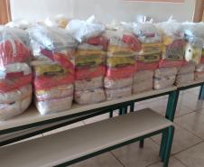 O governador Carlos Massa Ratinho Junior determinou que alimentos adquiridos pelo Estado para compor a merenda escolar sejam distribuídos para famílias de estudantes beneficiários do Bolsa Família. São cerca de 230 mil alunos inscritos no programa no Paraná. Também há a determinação de que o Programa Leite das Crianças, que atinge 110 mil crianças entre 6 meses e 3 anos de idade e envolve 5 mil produtores rurais, seja mantido.