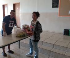 O governador Carlos Massa Ratinho Junior determinou que alimentos adquiridos pelo Estado para compor a merenda escolar sejam distribuídos para famílias de estudantes beneficiários do Bolsa Família. São cerca de 230 mil alunos inscritos no programa no Paraná. Também há a determinação de que o Programa Leite das Crianças, que atinge 110 mil crianças entre 6 meses e 3 anos de idade e envolve 5 mil produtores rurais, seja mantido.