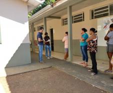 O governador Carlos Massa Ratinho Junior determinou que alimentos adquiridos pelo Estado para compor a merenda escolar sejam distribuídos para famílias de estudantes beneficiários do Bolsa Família. São cerca de 230 mil alunos inscritos no programa no Paraná. Também há a determinação de que o Programa Leite das Crianças, que atinge 110 mil crianças entre 6 meses e 3 anos de idade e envolve 5 mil produtores rurais, seja mantido.