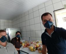 O governador Carlos Massa Ratinho Junior determinou que alimentos adquiridos pelo Estado para compor a merenda escolar sejam distribuídos para famílias de estudantes beneficiários do Bolsa Família. São cerca de 230 mil alunos inscritos no programa no Paraná. Também há a determinação de que o Programa Leite das Crianças, que atinge 110 mil crianças entre 6 meses e 3 anos de idade e envolve 5 mil produtores rurais, seja mantido.