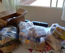 O governador Carlos Massa Ratinho Junior determinou que alimentos adquiridos pelo Estado para compor a merenda escolar sejam distribuídos para famílias de estudantes beneficiários do Bolsa Família. São cerca de 230 mil alunos inscritos no programa no Paraná. Também há a determinação de que o Programa Leite das Crianças, que atinge 110 mil crianças entre 6 meses e 3 anos de idade e envolve 5 mil produtores rurais, seja mantido.