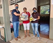 O governador Carlos Massa Ratinho Junior determinou que alimentos adquiridos pelo Estado para compor a merenda escolar sejam distribuídos para famílias de estudantes beneficiários do Bolsa Família. São cerca de 230 mil alunos inscritos no programa no Paraná. Também há a determinação de que o Programa Leite das Crianças, que atinge 110 mil crianças entre 6 meses e 3 anos de idade e envolve 5 mil produtores rurais, seja mantido.